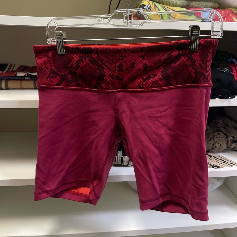 REVERSIBLE LULULEMON BIKER SHORTS